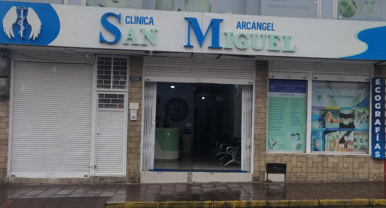 Fachada de la Clínica San Miguel Arcángel en Cayambe, Rocafuerte y Chile